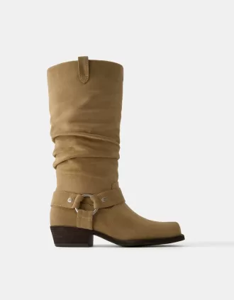 Botas moteras planas y holgadas