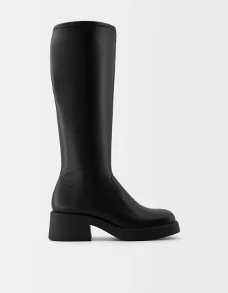 Botas planas ajustadas