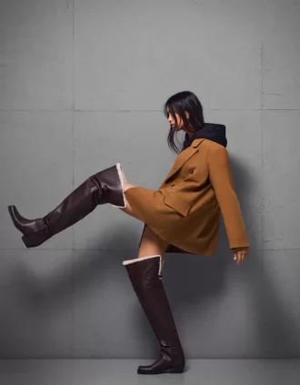 Botas planas por encima de la rodilla