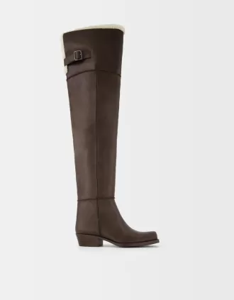 Botas planas por encima de la rodilla
