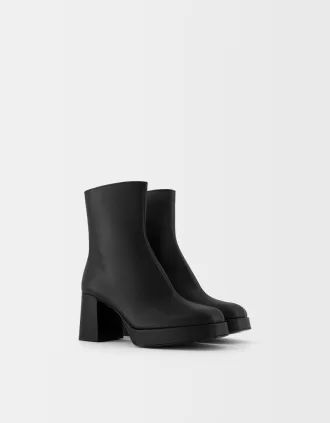 Botines con plataforma y tacón cuadrado