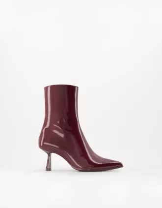 Botines con tacón bajo de charol sintético