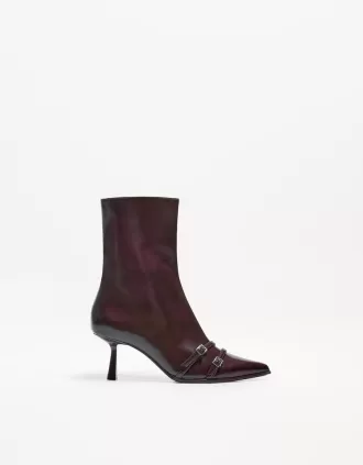 Botines tacón gatito con hebillas