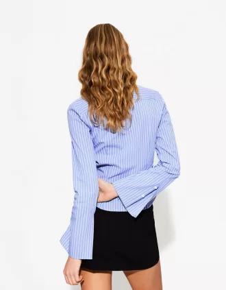 Camisa ajustada con mangas acampanadas