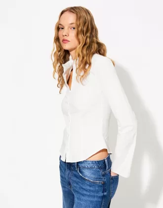 Camisa ajustada con mangas acampanadas