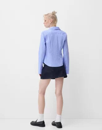 Camisa ajustada con mangas acampanadas
