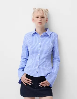 Camisa ajustada con mangas acampanadas