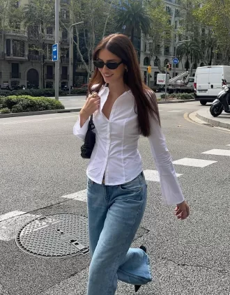 Camisa ajustada con mangas acampanadas