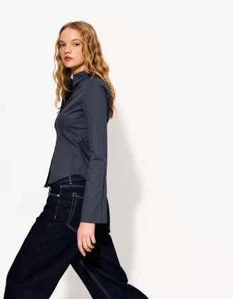 Camisa ajustada con mangas acampanadas