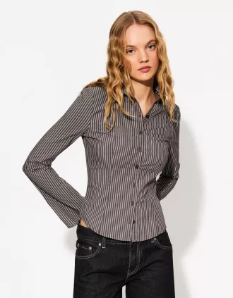 Camisa ajustada con mangas acampanadas