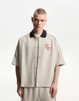 Camisa boxy fit manga corta bordada
