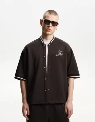 Camisa boxy fit manga corta bordada