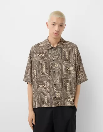 Camisa boxy fit manga corta estampada