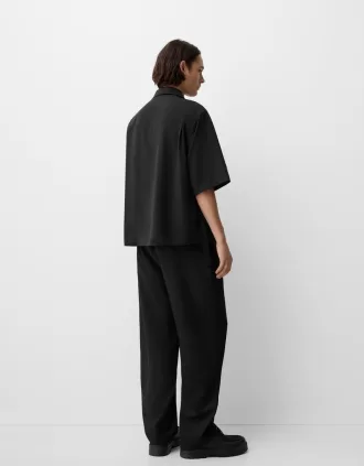 Camisa cruzada boxy fit de manga corta con hebilla