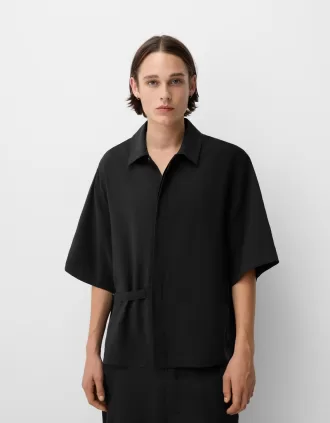 Camisa cruzada boxy fit de manga corta con hebilla