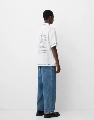 Camisa de manga corta bordada de corte relajado