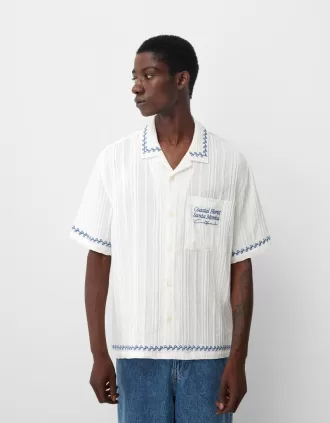 Camisa de manga corta bordada de corte relajado