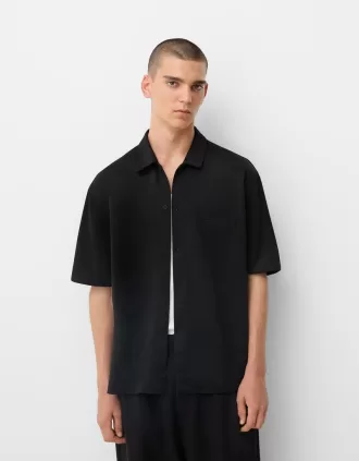 Camisa de manga corta con corte relajado y diseño en relieve.