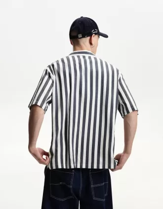 Camisa de manga corta y corte relajado.