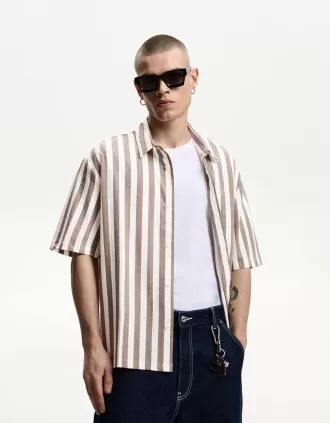 Camisa de manga corta y corte relajado.