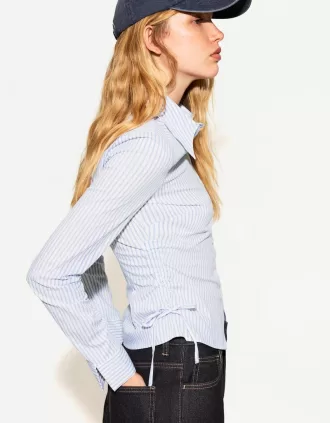 Camisa entallada con fruncido