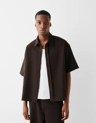 Camisa entallada de manga corta con corte boxy