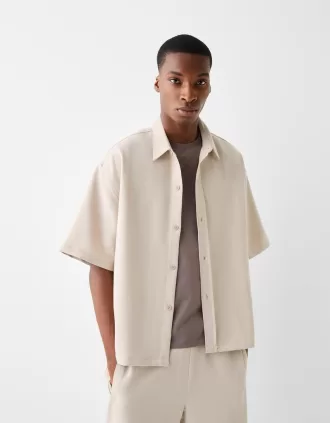 Camisa entallada de manga corta con corte boxy