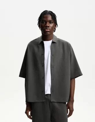 Camisa entallada de manga corta y corte boxy