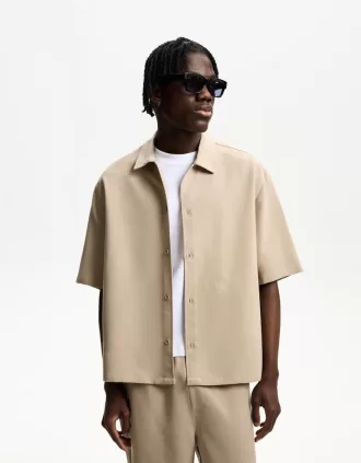 Camisa entallada de manga corta y corte boxy