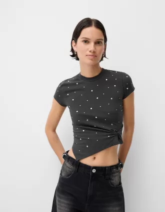Camiseta asimétrica de manga corta con tachuelas