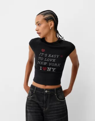 Camiseta cropped de manga corta con estampado