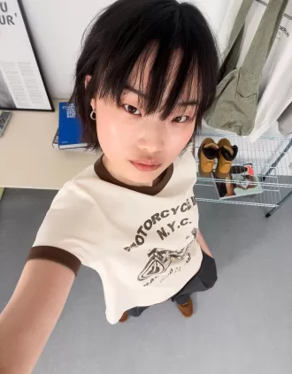 Camiseta de manga corta con estampado en contraste
