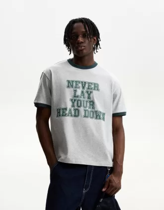 Camiseta de manga corta con estampado en contraste