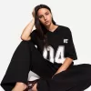 Camiseta estampada con cuello en V y manga corta
