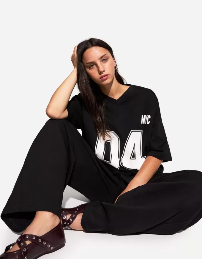 Camiseta estampada con cuello en V y manga corta