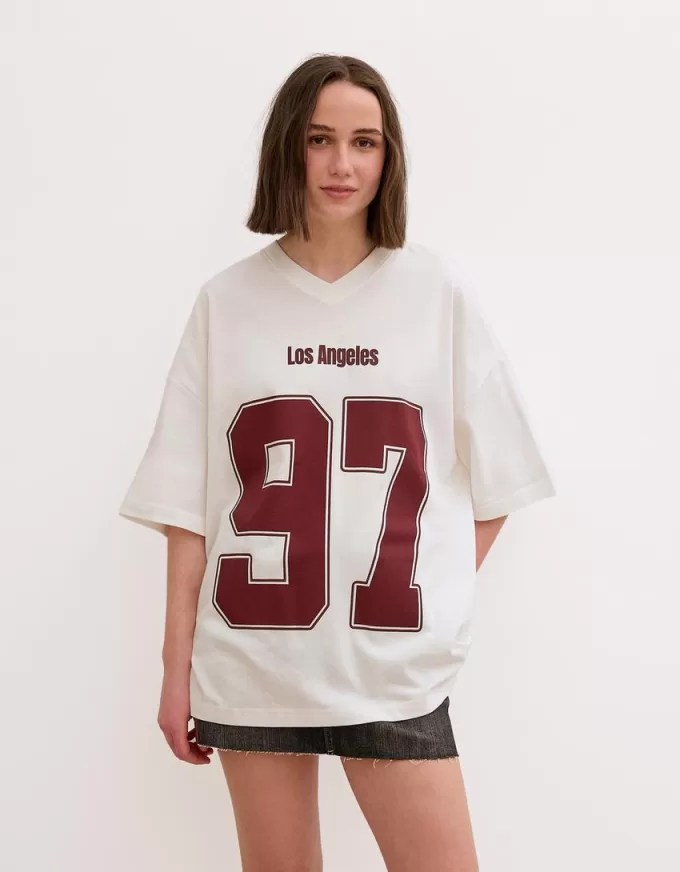 Camiseta estampada con cuello en V y manga corta