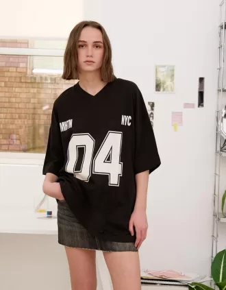 Camiseta estampada con cuello en V y manga corta