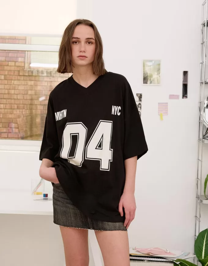 Camiseta estampada con cuello en V y manga corta