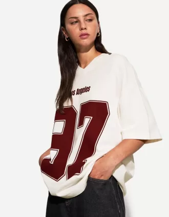 Camiseta estampada con cuello en V y manga corta