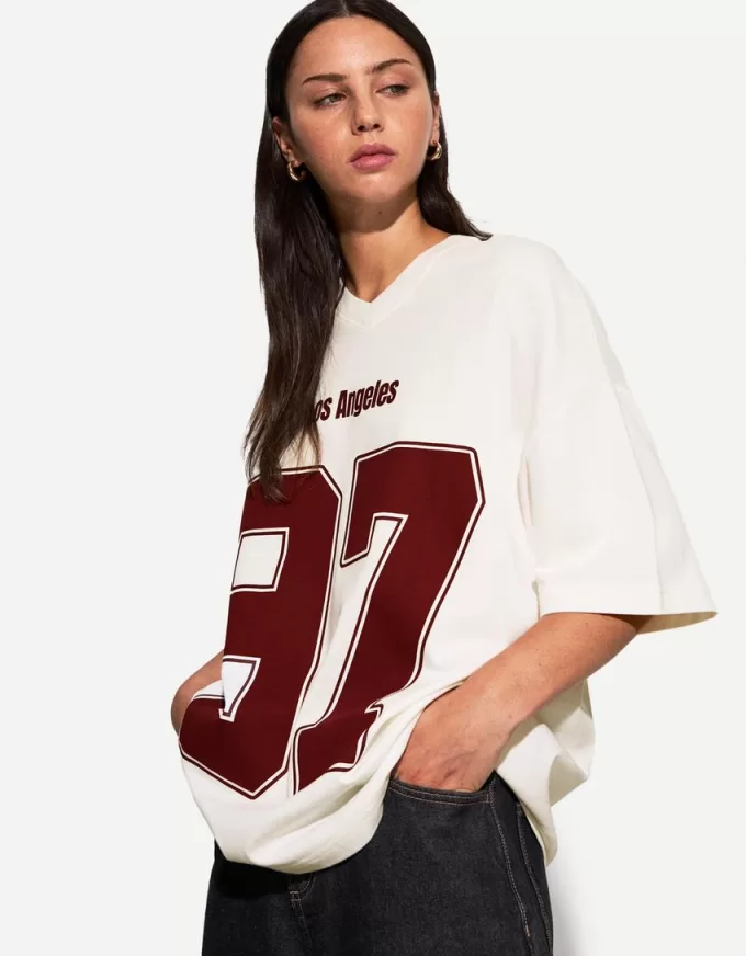 Camiseta estampada con cuello en V y manga corta