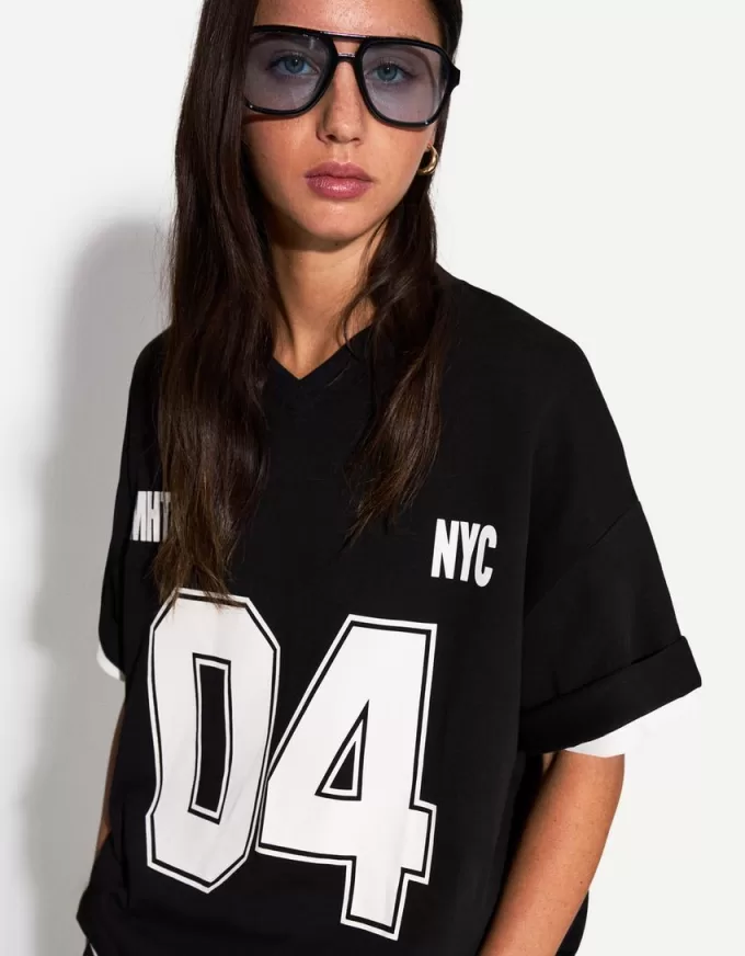 Camiseta estampada con cuello en V y manga corta