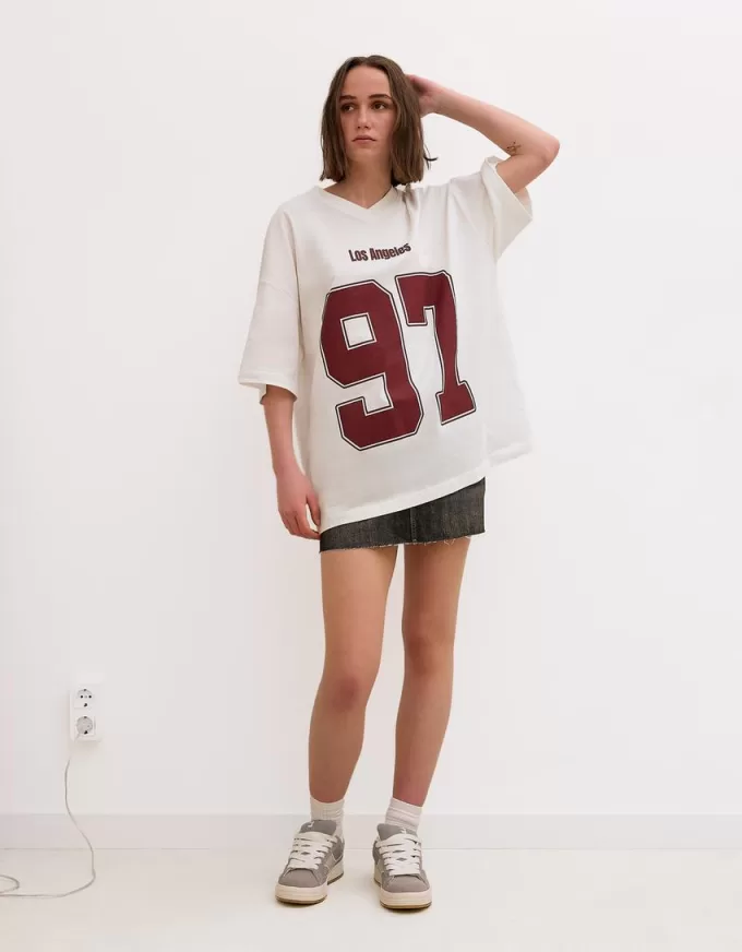Camiseta estampada con cuello en V y manga corta