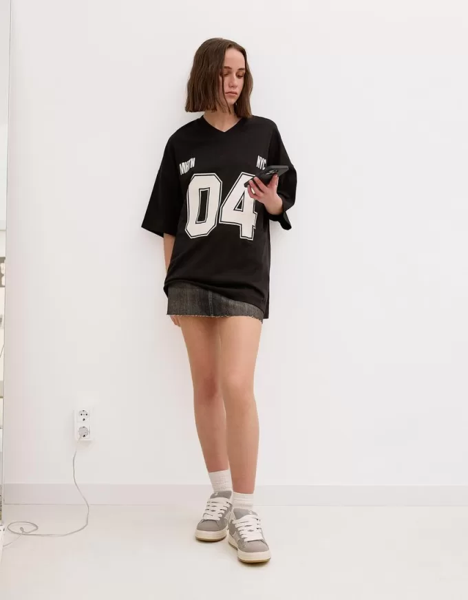 Camiseta estampada con cuello en V y manga corta