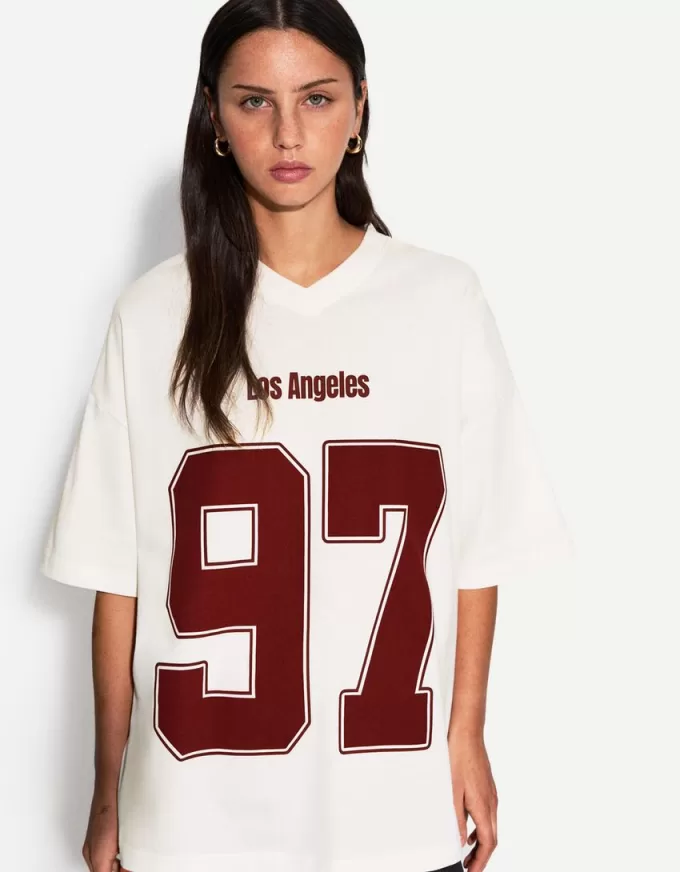 Camiseta estampada con cuello en V y manga corta