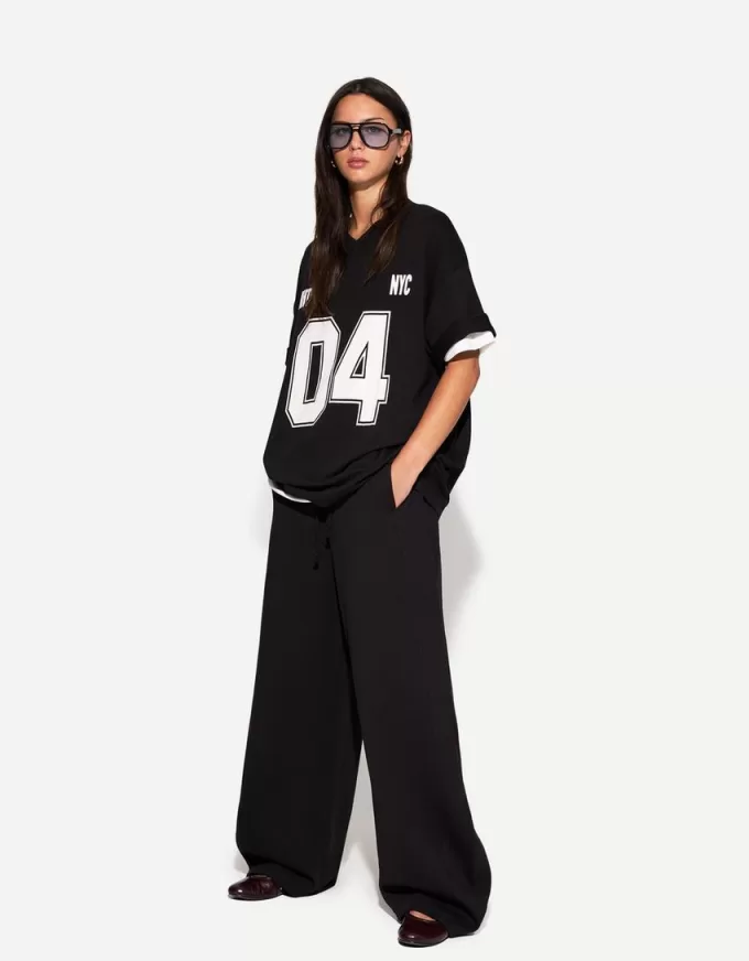 Camiseta estampada con cuello en V y manga corta