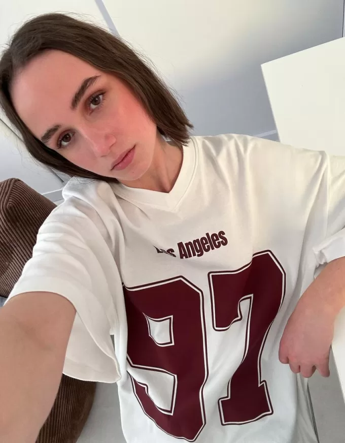 Camiseta estampada con cuello en V y manga corta