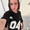 Camiseta estampada con cuello en V y manga corta