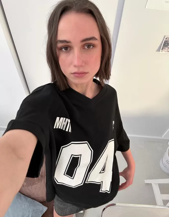 Camiseta estampada con cuello en V y manga corta