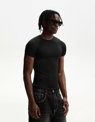 Camiseta slim fit de manga corta con costuras