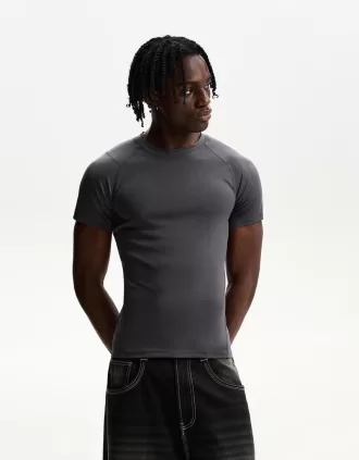 Camiseta slim fit de manga corta con costuras